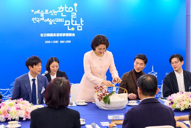 이재명 대통령과 함께 일본을 방문한 김혜경 여사가 13일 일본 나라컨벤션센터에서 열린 재일 한국계 예술인 간담회에서 한국에서 손수 준비한 다과를 나눠주고 있다.&nbsp; [사진=연합뉴스]