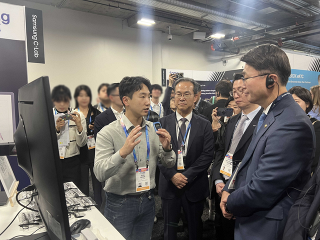 문성민 셀렉트스타 영업실장이 류제명 과기부 제2차관(맨 오른쪽)에게&nbsp;AI&nbsp;신뢰성 검증 솔루션에 대해 설명하고 있다. [사진=셀렉트스타]