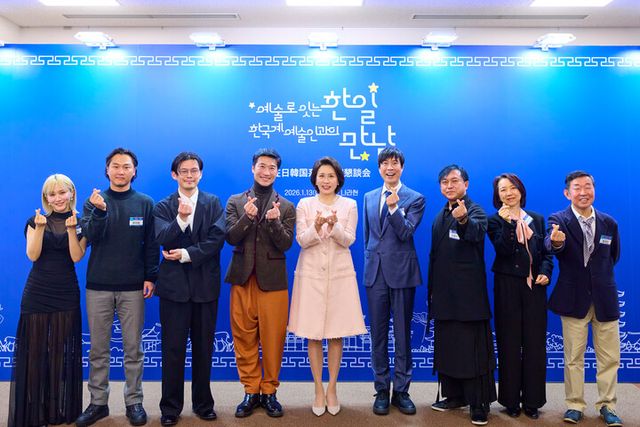 이재명 대통령과 함께 일본을 방문한 김혜경 여사가 13일 일본 나라컨벤션센터에서 재일 한국계 예술인들과 간담회 후 기념촬영을 하고 있다. [사진=연합뉴스]