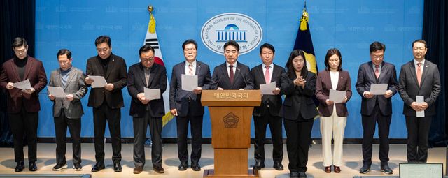 국민의힘 소장파 초재선 모임인 '대안과 미래' 소속 의원들이 14일 국회 소통관에서 이날 새벽 국민의힘 윤리위원회에서 결정한&nbsp;한동훈&nbsp;전 대표&nbsp;제명과 관련한 기자회견을 하고 있다.[사진=연합뉴스]