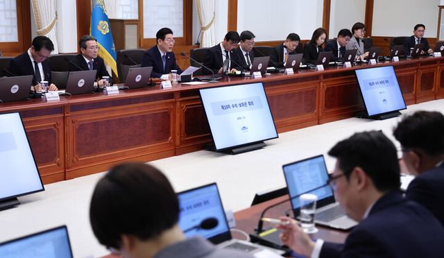 이재명 대통령이 15일 청와대에서 열린 수석보좌관회의에서 발언하고 있다. [사진=연합뉴스]