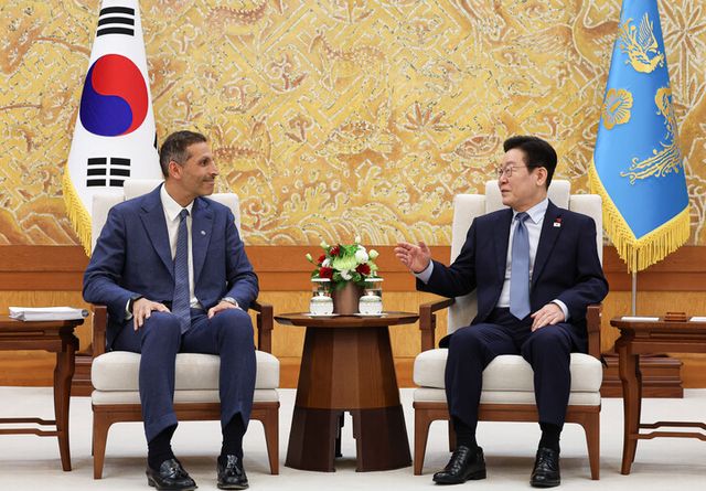 이재명 대통령이 15일 청와대에서 아랍에미리트(UAE) 칼둔 칼리파 알 무바라크 아부다비 행정청장을 접견하고 있다