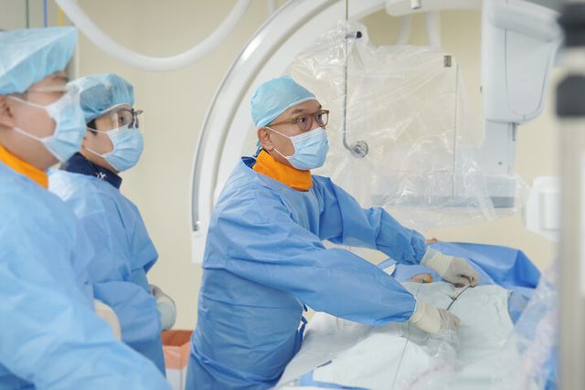 김성만 심뇌혈관센터 과장이 심장혈관질환 시술을 하고 있다. [사진=동남권원자력의학원]