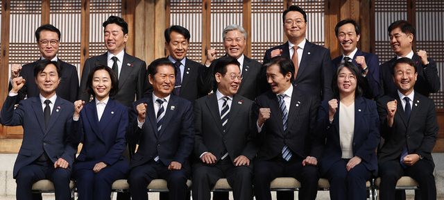 이재명 대통령이 16일 청와대 상춘재에서 열린 정당 지도부 초청 오찬에서 참석자들과 기념촬영하고 있다. (앞줄 왼쪽부터) 한창민 사회민주당 대표, 김재연 진보당 대표, 정청래 더불어민주당 대표, 이재명 대통령, 조국 조국혁신당 대표,&nbsp; 용혜인 기본소득당 대표, 한병도 더불어민주당 원내대표. (뒷줄 왼쪽부터) 이규연 홍보소통수석, 강훈식 비서실장, 윤종오 진보당 원내대표, 서왕진 조국혁신당 원내대표, 천하람 개혁신당 원내대표, 우상호 정무수석, 김병욱 정무비서관. [사진=연합뉴스]