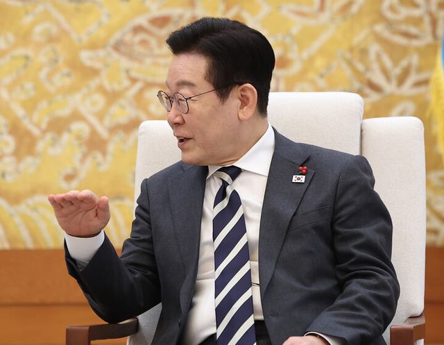 이재명 대통령이 16일 청와대에서 열린 아소 다로 전 일본 총리와의 면담에서 발언하고 있다. [사진=연합뉴스]