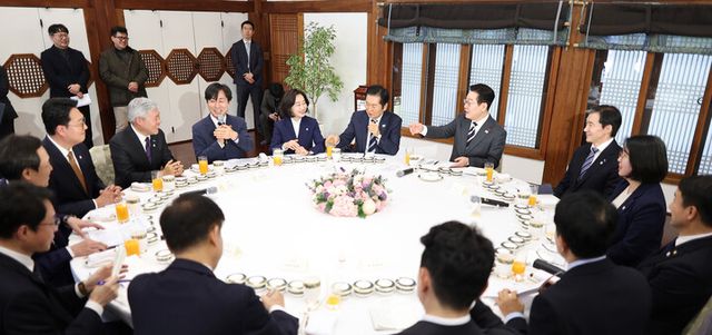 16일 청와대 상춘재에서 이재명 대통령이 참석한 가운데 열린 정당 지도부 초청 오찬에서 한창민 대표 발언에 참석자들이 웃고 있다.&nbsp;[사진=연합뉴스]