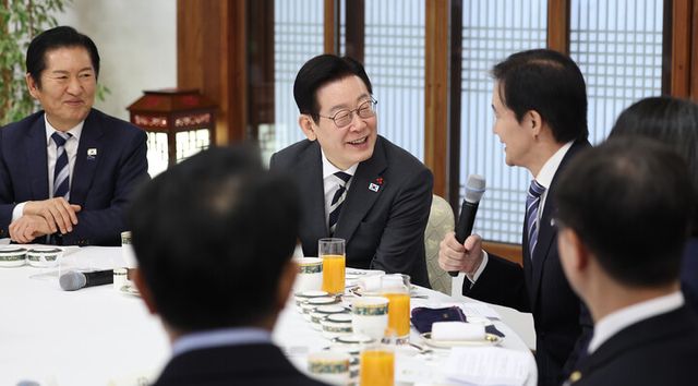 조국 대표가 16일 청와대 상춘재에서 이재명 대통령이 마련한 정당 지도부 초청 오찬에서 발언하고 있다. [사진=연합뉴스]