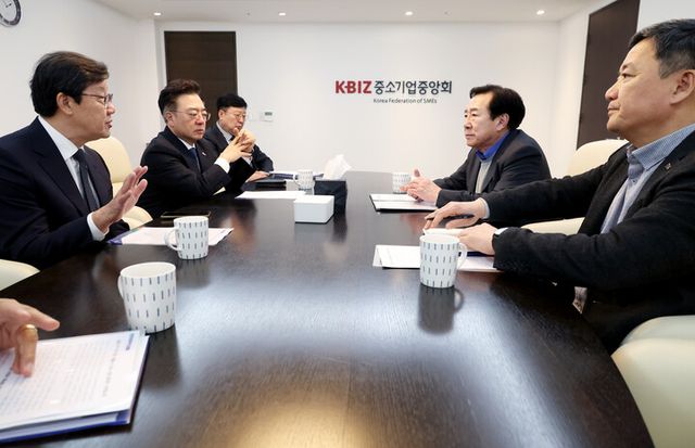 ‘산업 발전을 위한 약가제도 개편 비상대책위원회’와 중소기업중앙회가 15일 서울 여의도 중소기업중앙회관을 방문, 중소기업중앙회와 간담회를 진행했다. [사진=한국제약바이오협회]