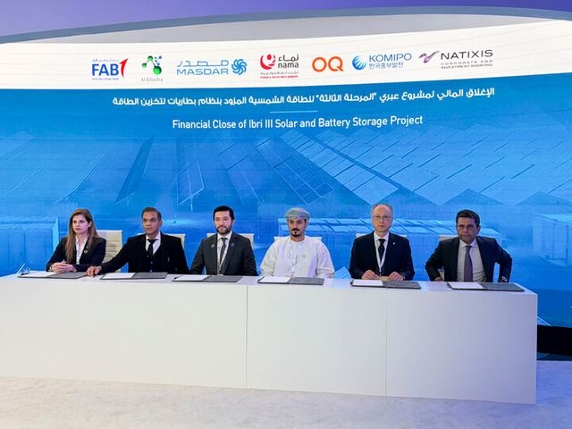 15일 이종국 한국중부발전 기획관리본부장(오른쪽에서 두번째)이 UAE 아부다비에서 오만 이브리 3 태양광·BESS 발전사업 금융조달 계약을 체결하고 기념사진을 촬영하고 있다. [사진=한국중부발전]
