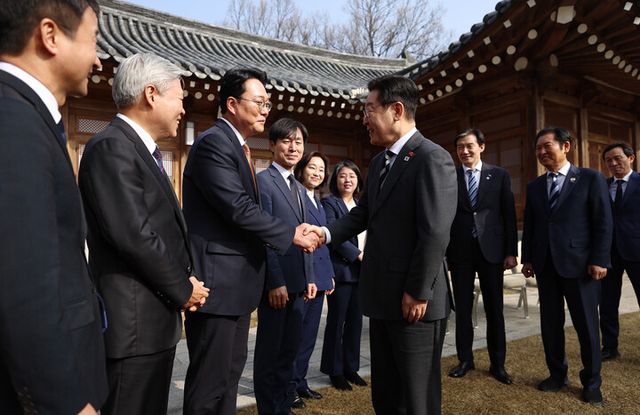 이재명 대통령이 16일 청와대 상춘재에서 열린 정당 지도부 초청 오찬에서 개혁신당 천하람 원내대표를 비롯한 참석자들과 인사하고 있다. [사진=연합뉴스]