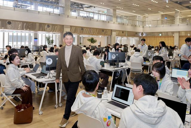 카카오 김범수 미래이니셔티브센터장이 지난 15일 카카오 AI캠퍼스에서&nbsp;신입 그룹 공채 크루들과 만났다. [사진=카카오 그룹]&nbsp;