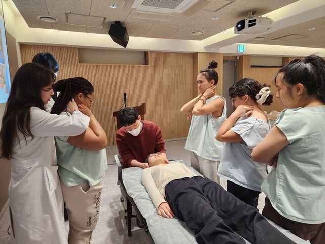 자생한방병원이 지난 5일부터 2주간 해외 의대생 및 의대 진학 준비생을 대상으로 ‘2026 자생메디컬아카데미 겨울 인턴십 프로그램’을 진행했다. [사진=자생한방병원]