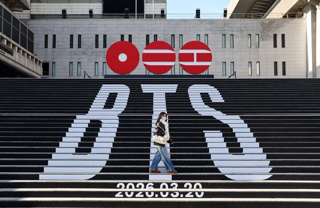 지난 6일 서울 세종문화회관 계단이 오는 3월 정규 5집으로 돌아오는 그룹 방탄소년단(BTS) 관련 홍보로 꾸며져 있다. [사진=연합뉴스]