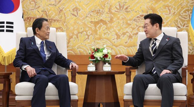 이재명 대통령이 16일 청와대에서 아소 다로 전 일본 총리를 접견하고 있다. [사진=연합뉴스]