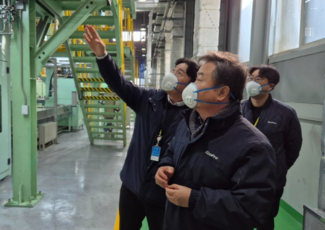 이동채 에코프로 창업주(가운데)가 충북 청주시 에코프로비엠 연구동을 방문해 관계자들과 이야기를 나누고 있다. [사진=에코프로]