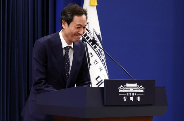 6·3 지방선거 강원도지사 선거 출마를 위해 사직하는 우상호 정무수석이 18일 청와대에서 기자들에게 인사하고 있다. [사진=연합뉴스]