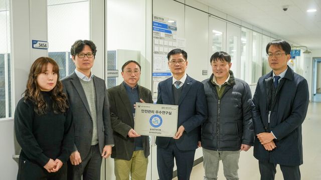 김남균 KERI 원장(왼쪽 4번째)이 안전관리 최우수 연구실에 선정된 '절연재료화학실험실' 구성원들과 기념 사진을 찍고 있다. [사진=