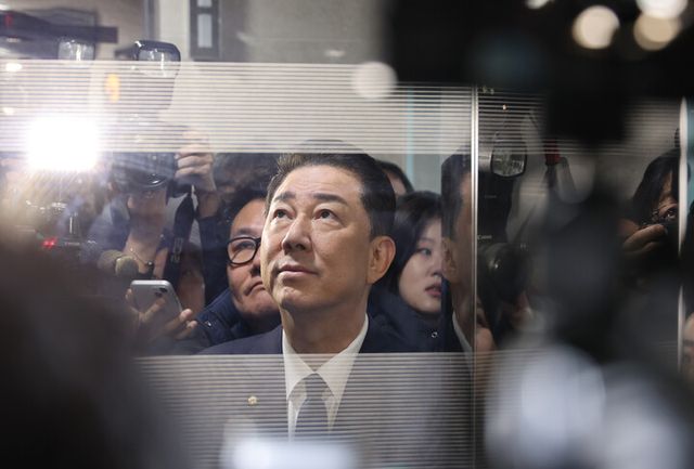 더불어민주당 김병기 의원이 19일 서울 여의도 국회 소통관에서 윤리심판원의 제명 처분 결정 등 그간의 심경에 관한 기자회견을 마치고 이동하고 있다.[사진=연합뉴스]