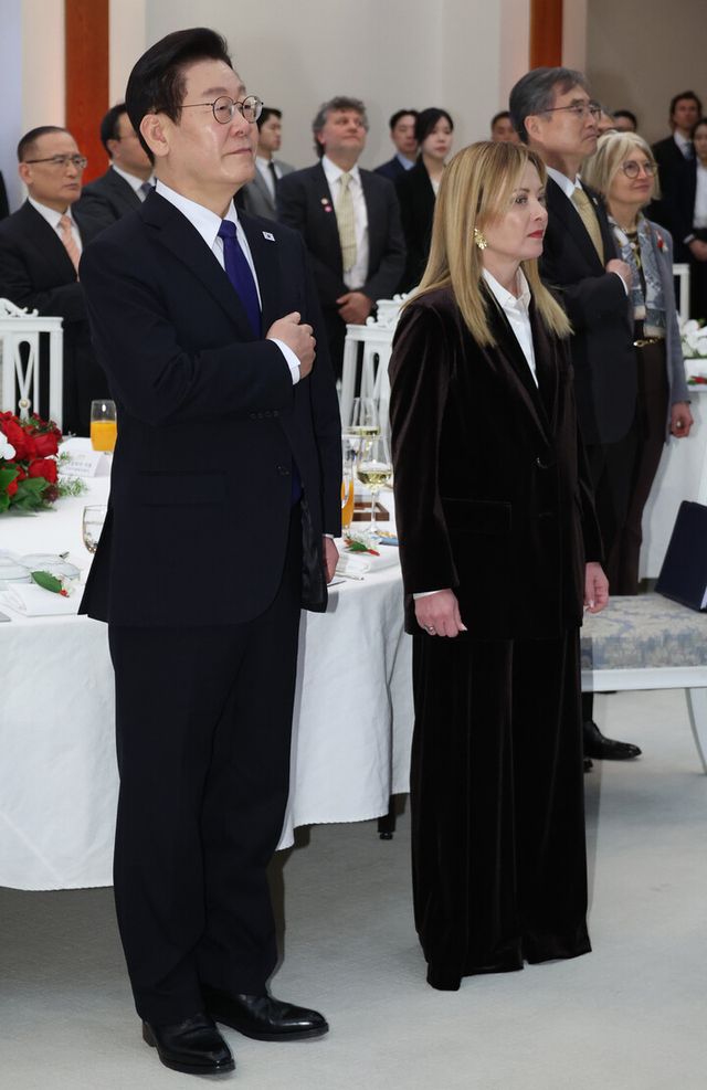 이재명 대통령이 19일 청와대에서 열린 조르자 멜로니 이탈리아 총리와의 공식 오찬에서 국기에 경례하고 있다.&nbsp; [사진=연합뉴스]