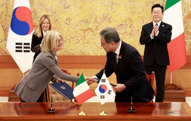 이재명 대통령과 조르자 멜로니 이탈리아 총리가 임석한 가운데 19일 청와대에서 허민 국가유산청장과 에밀리아 가토 주한 이탈리아 대사가 문화유산 및 경관보호 양해각서를 체결한 뒤 악수하고 있다. [사진=연합뉴스]