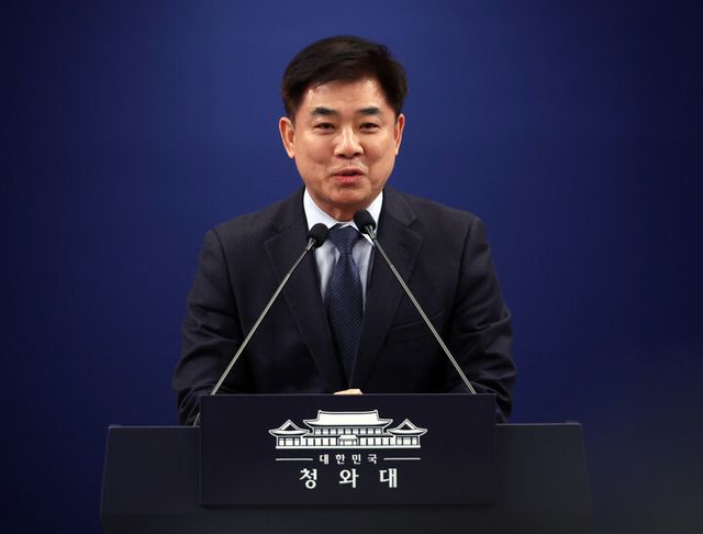 김병욱 정무비서관이 19일 청와대 기자회견장에서 사직 의사를 밝히고 있다.