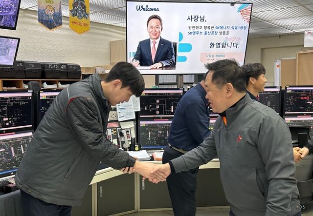 장용호 SK이노베이션 총괄사장이 2026년 새해 첫 날인 지난 1일 SK이노베이션 울산 콤플렉스를 찾아 안정조업과 운영개선(OI)에 최선을 다해준 구성원들을 격려하고 있다. [사진=SK이노베이션]