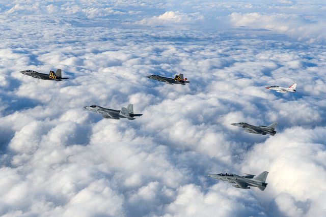 국산 전투기 KF-21이 올해 개발을 완료하고 공군에 인도될 예정인 가운데 향후 전투기 시장 공략에 관심이 쏠리고 있다. [사진=KAI]