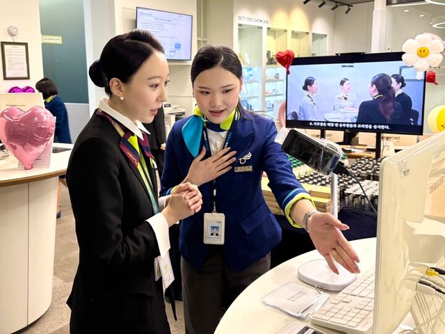 지난 1일 에어부산 사옥 내 객실브리핑실에서 에어부산 객실승무원이 진에어 객실승무원에게 브리핑실 주요 시설을 안내하고 있다. [사진=에어부산]