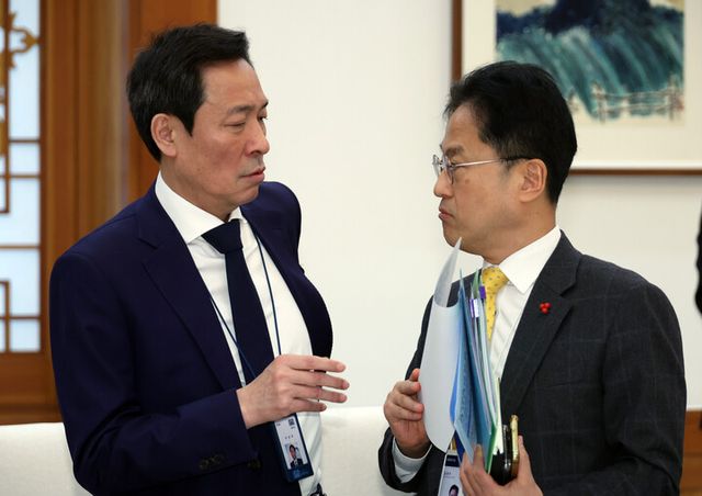 이재명 대통령이 청와대로 첫 출근한 지난해 12월 29일 우상호 정무수석과 김정우 국정상황실장이 이 대통령과 참모진의 차담회에 참석하고 있다. [사진=연합뉴스]