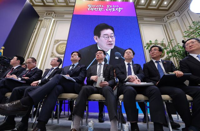 강훈식 비서실장 등이 21일 청와대 영빈관에서 열린 이재명 대통령 신년기자회견에 참석해 있다. (앞줄 왼쪽부터) 강훈식 비서실장, 위성락 국가안보실장, 김용범 정책실장, 홍익표 정무수석, 이규연 홍보소통수석, 조성주 인사수석, 전성환 경청통합수석비서관, 봉욱 민정수석. [사진=연합뉴스]