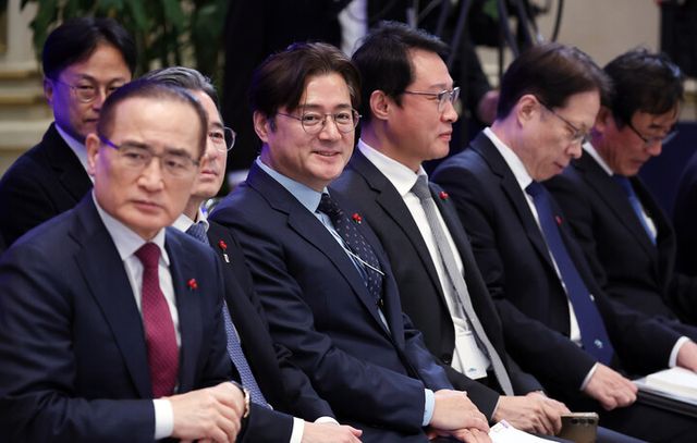 21일 청와대 영빈관에서 열린 이재명 대통령 신년기자회견에 위성락 국가안보실장(왼쪽부터), 김용범 정책실장, 홍익표 정무수석, 이규연 홍보소통수석, 조성주 인사수석, 전성환 경청통합수석비서관이 자리하고 있다. [사진=연합뉴스]