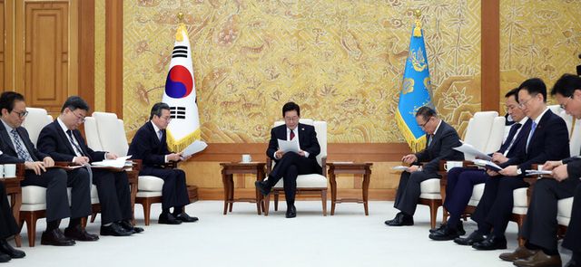 이재명 대통령이 청와대로 첫 출근한 29일 참모진과 차담을 하고 있다.[사진=연합뉴스]