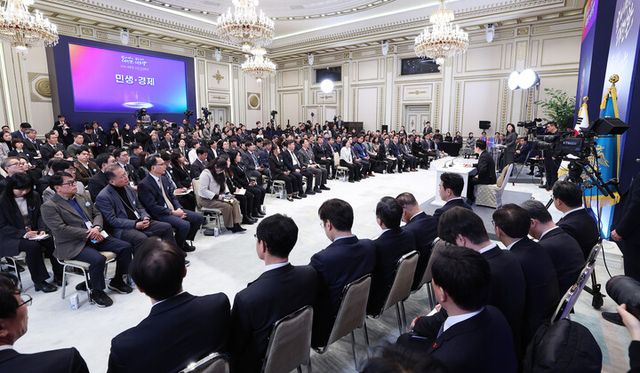 이재명 대통령이 21일 청와대 영빈관에서 신년기자회견을 하고 있다.