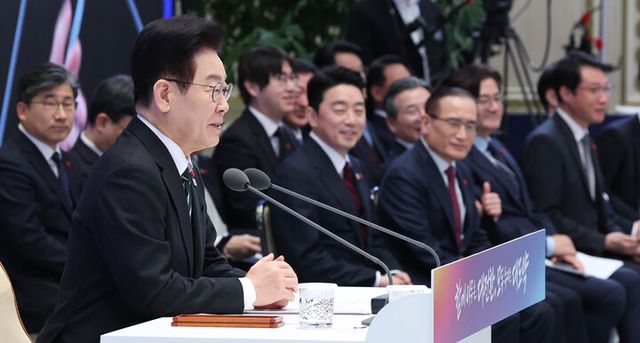 이재명 대통령이 21일 청와대 영빈관에서 열린 신년기자회견에서 발언하고 있다. [사진=연합뉴스]