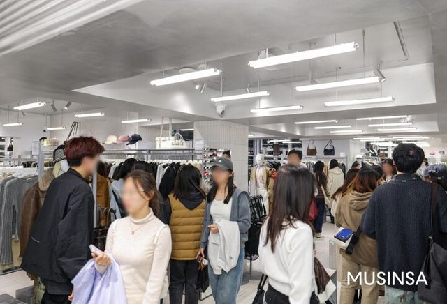 무신사 스토어 상하이 안푸루 방문객 모습. [사진=무신사]