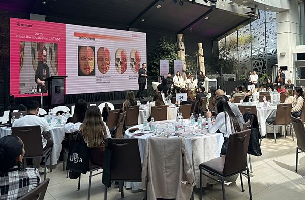 ‘2025 밋 더 마스터스 인 라탐’ 학술 심포지엄 현장 전경. 8개국의 의료진들이 에스테틱 임상 강연을 경청하고 있다. [사잔=대웅]