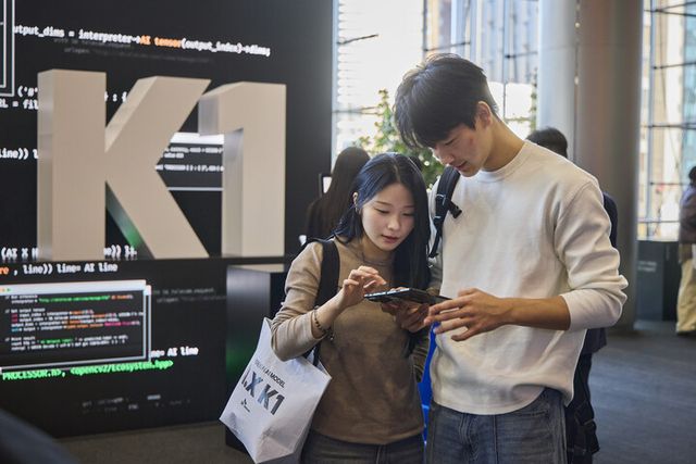 지난달 30일 서울 강남구 코엑스에서 열린 ‘독자 AI 파운데이션 모델 프로젝트 1차 발표회’에서 방문자가 SK텔레콤 A.X K1 모델을 사용하고 있다. 2025.12.30 [SK텔레콤 제공]
