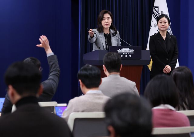 강유정 대변인이 22일 청와대 춘추관에서 캄보디아 스캠 조직 피의자 송환 관련 브리핑을 마친 뒤 취재진 질문을 받고 있다. [사진=연합뉴스]