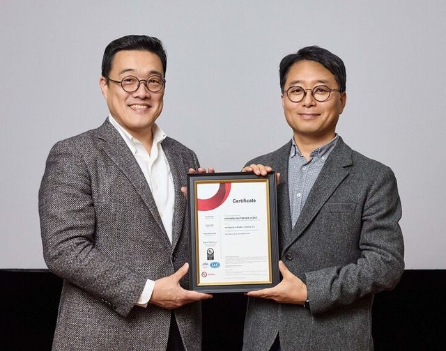 권해영 현대오토에버 SDV담당 상무(오른쪽)와 정륜 UL 솔루션즈 한국지사 사장이 'mobilgene x-Studio'의 ISO 26262 인증을 기념하고 있다. [사진=현대오토에버]