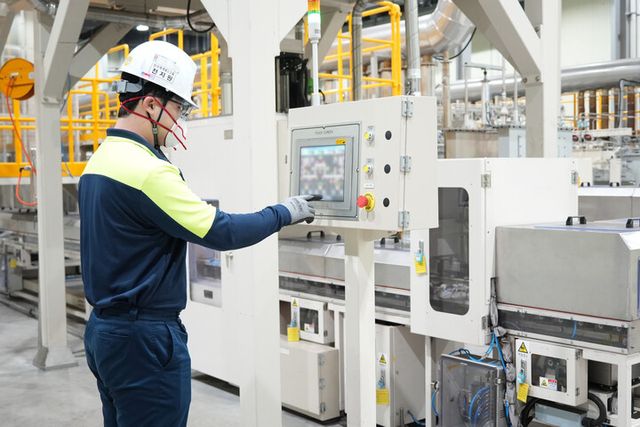 세종 기술연구소 파일럿설비 담당자 공정 가동. [사진=포스코퓨처엠]