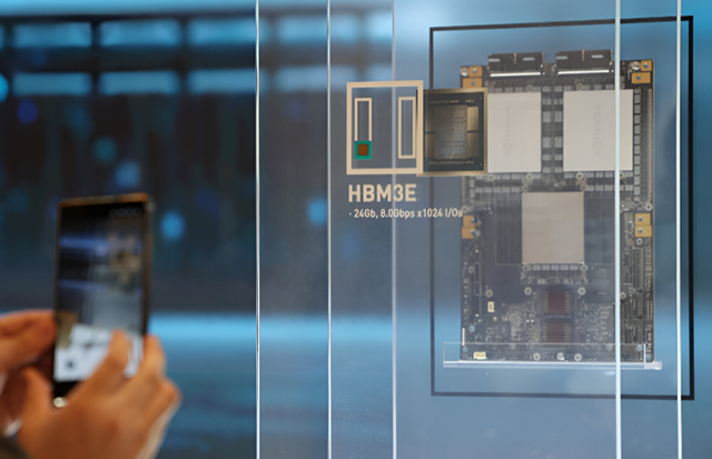 8일(현지 시각) 미국 네바다주 라스베이거스 베네시안 컨벤션센터에 진행된 세계 최대&nbsp;IT·가전 전시회&nbsp;'CES&nbsp;2026'&nbsp;SK하이닉스 부스에 전시된 5세대 고대역폭메모리(HBM3E). [사진=연합뉴스]