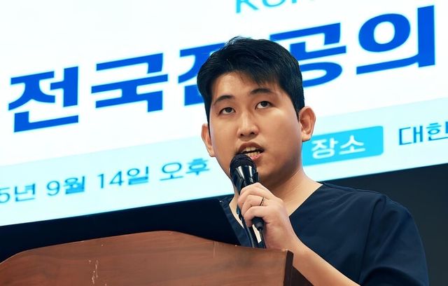 지난해 9월 14일 서울 용산구 대한의사협회에서 열린 전국전공의노동조합 출범식에서 유청준 위원장이 발언하고 있다. [사진=연합뉴스]