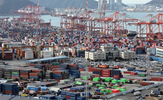 트럼프 대통령의 관세 25% '기습 인상' 선언에 한미 무역 관계 전반에 긴장감이 고조되고 있다. 사진은 28일 부산항 신선대부두에 컨테이너가 가득 쌓여 있는 모습.[사진=연합뉴스]