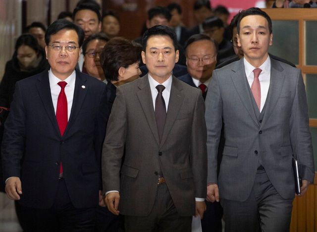 국민의힘 장동혁 대표(가운데)와 송언석 원내대표(왼쪽)를 비롯한 최고위원과 당 지도부들이 29일 국회에서 열린 최고위원회의에 입장하고 있다.[사진=연합뉴스]