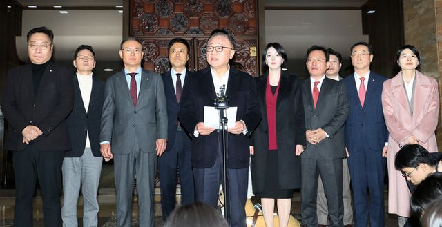 친한계로 분류되는 국민의힘 의원들이 29일 국회 로텐더홀 앞에서 의원총회를 앞두고 한동훈 전 대표 제명을 주도한 장동혁 대표 체제 지도부의 즉각 사퇴를 요구하는 집단 성명을 발표하고 있다.이날 입장문에는 김성원(3선), 김형동·서범수·박정하·배현진(이상 재선), 고동진·박정훈·우재준·정성국·정연욱·김건·김예지·안상훈·유용원·진종오·한지아(이상 초선) 의원이 이름을 올렸다.[사진=연합뉴스]