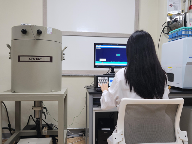 연구원이 방사선계측기를 통한 방사능 분석을 하고 있다. [사진=한국원자력환경공단]