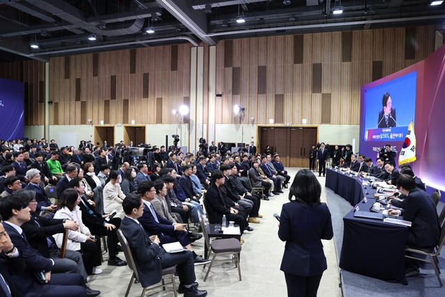 지난 23일 울산전시컨벤션센터에서 이재명 대통령이 '울산의 마음을 듣다' 타운홀미팅을 열고 발언하고 있다. [사진=연합뉴스]