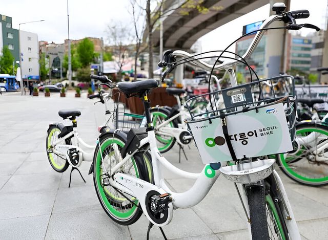 서울 시내 한 따릉이 대여소에 세워진 따릉이. [사진=연합뉴스]