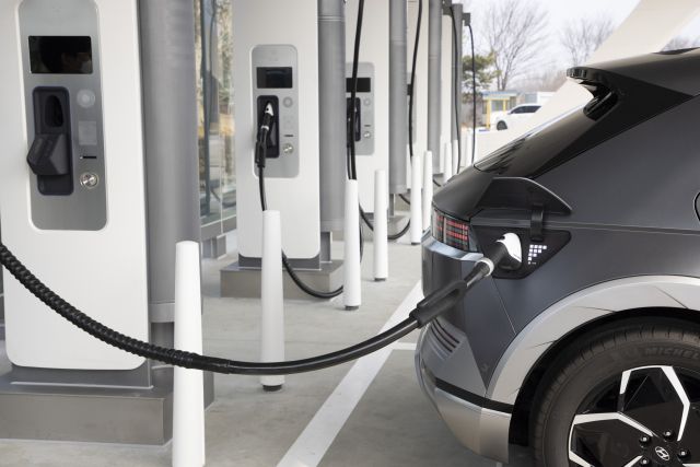 현대차 아이오닉 5 차량이 PnC 적용 충전소에서 충전하는 모습. [사진=현대자동차·기아]