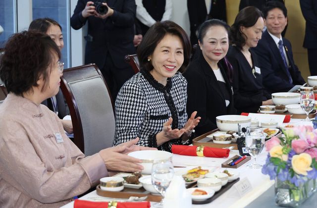 김혜경 여사가 5일 베이징 주한 중국대사관저에서 열린 한중 가교 역할 중국인 여성 초청 한식 오찬 간담회에서 발언하고 있다. [사진=연합뉴스]